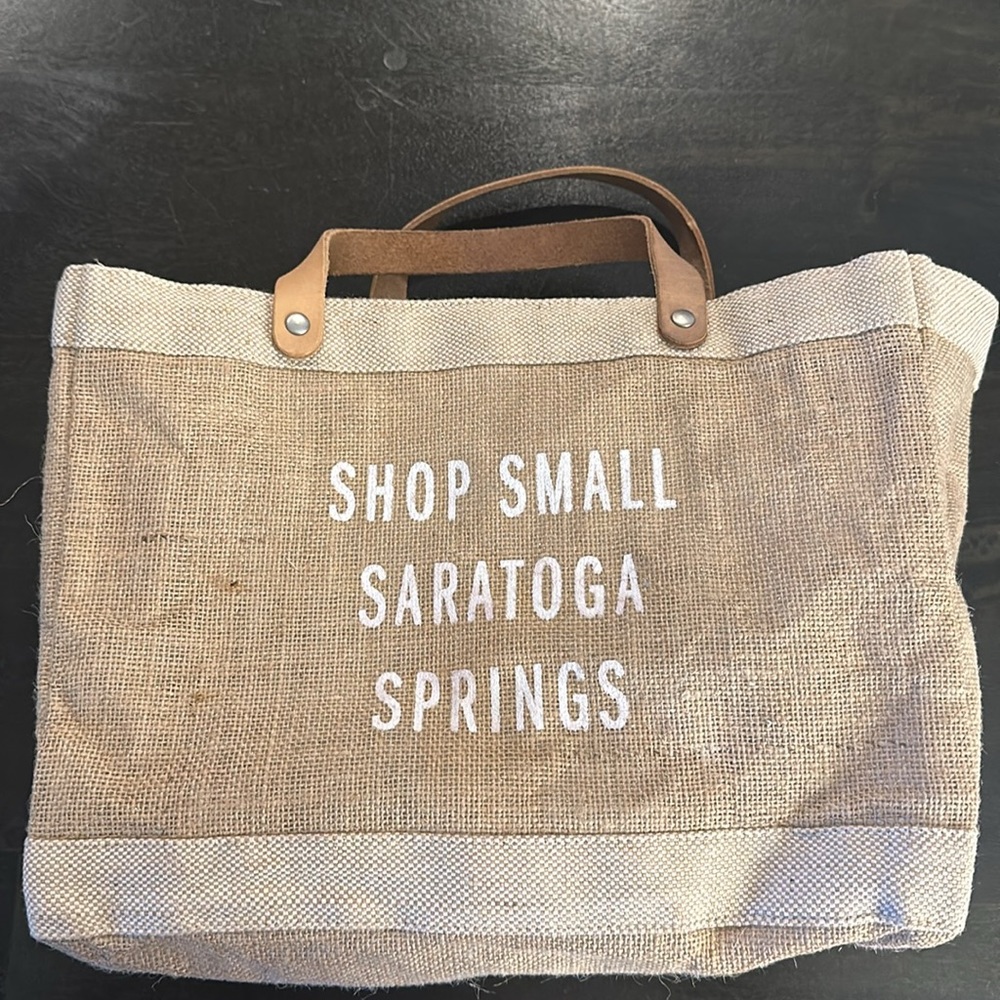 Apolis Shop Saratoga Springs Petite Market Bag in Natural.